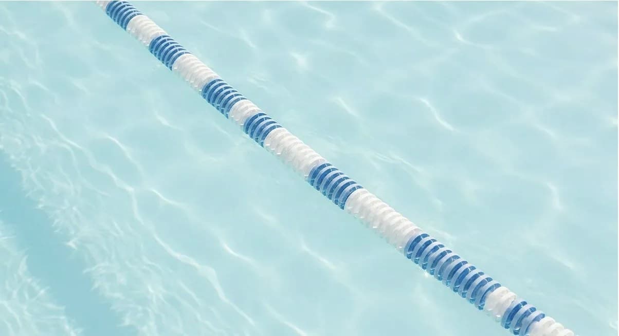 Vista aérea de una corchera de piscina en agua turquesa
